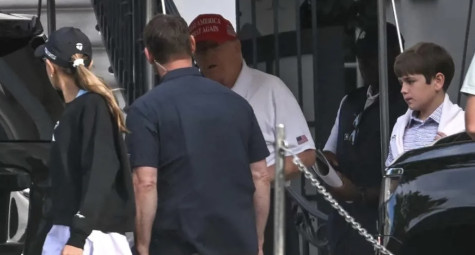 Ông Trump ra sân golf, dập tắt tin đồn qua đời 