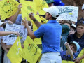Chuyện chưa kể: Vì sao Rory McIlroy mua sạch 1.100 lá cờ Masters?