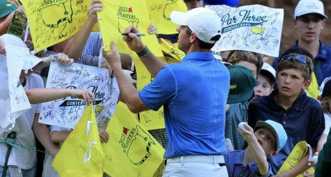 Chuyện chưa kể: Vì sao Rory McIlroy mua sạch 1.100 lá cờ Masters?