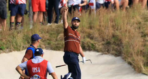 Day 2 Ryder Cup: Cỏ rough trở thành bàn đạp cho cú chip-in “xuất thần” của Jon Rahm 