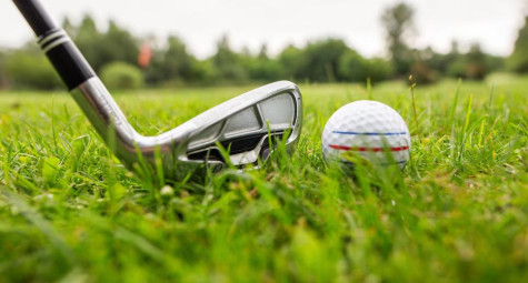 Đặt gậy xuống trước bóng – hợp lệ hay vi phạm Luật Golf?