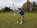 Vừa putt vừa cầm cờ, golfer có bị phạt?