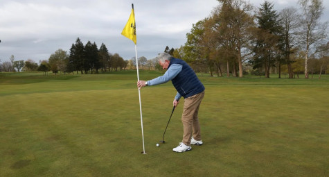 Vừa putt vừa cầm cờ, golfer có bị phạt?