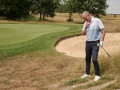 Bóng nằm trên bậc thang, golfer có bắt buộc phải giải thoát?