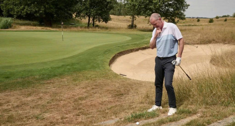 Bóng nằm trên bậc thang, golfer có bắt buộc phải giải thoát?
