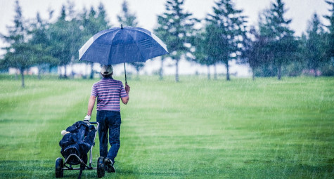 Chơi golf trong mưa: Thú vị hay liều lĩnh?