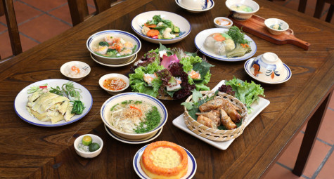 Thú vị mâm cỗ Bát Tràng tại Hidden Charm Restaurant