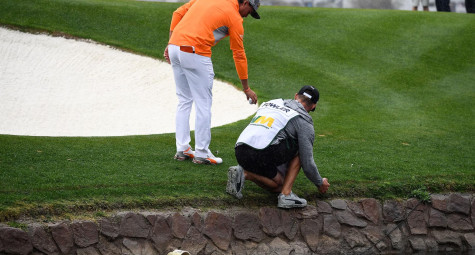 Có được phép ngăn bóng rơi xuống hồ sau khi thả không?