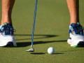 Một thay đổi nhỏ giúp golfer putt chuẩn xác hơn