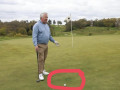 Sửa vết trám của hố cũ trên đường putt, golfer có bị phạt?