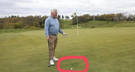 Sửa vết trám của hố cũ trên đường putt, golfer có bị phạt?