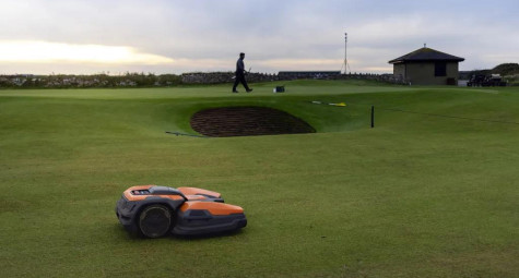 Robot cắt cỏ đang thay đổi diện mạo sân golf như thế nào?