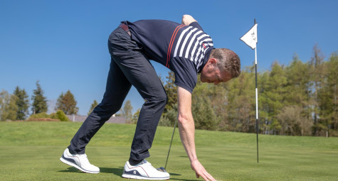 Chạm tay xuống green để kiểm tra độ ẩm, người chơi có bị phạt?