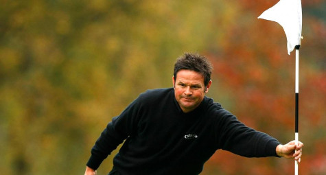 Khi người giữ cờ làm lệch bóng, golfer có bị phạt?