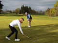 Nhấc gậy wedge khi bóng đối thủ đang lăn, có vi phạm Luật Golf?