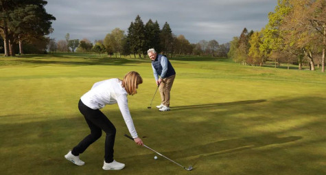 Nhấc gậy wedge khi bóng đối thủ đang lăn, có vi phạm Luật Golf?