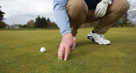 Hình phạt nào cho hành động xoa tay lên green để cảm nhận bề mặt?