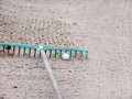 Làm bóng di chuyển khi nhặt cào cát, golfer có bị phạt?