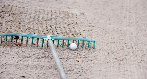 Làm bóng di chuyển khi nhặt cào cát, golfer có bị phạt?