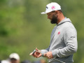 Jon Rahm mất bình tĩnh tại major, đánh bật divot trúng mặt tình nguyện viên