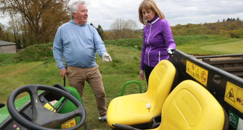 Bóng nằm trên xe buggy, golfer xử lý thế nào?