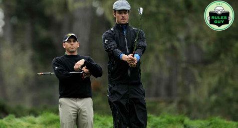 Đồng đội có được đứng phía sau golfer khi thực hiện cú đánh?