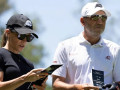 Không phải caddie lâu năm, Sergio Garcia trao túi gậy cho vợ tại Morocco