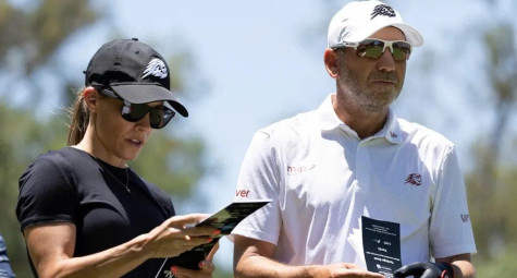 Không phải caddie lâu năm, Sergio Garcia trao túi gậy cho vợ tại Morocco
