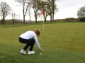 Gạt cát trên fringe trước khi đánh bóng, golfer có bị phạt?