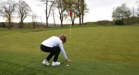 Gạt cát trên fringe trước khi đánh bóng, golfer có bị phạt?