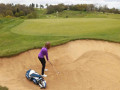 Tình huống tại bunker: Khi golfer đặt cả túi gậy xuống cát 