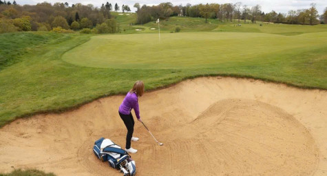 Tình huống tại bunker: Khi golfer đặt cả túi gậy xuống cát 