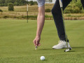 Bóng nằm trên fringe, có được sửa pitch mark trên green?
