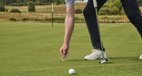 Bóng nằm trên fringe, có được sửa pitch mark trên green?