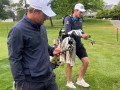 Viktor Hovland làm caddie cho người bạn Zach Bauchou