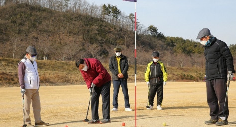 Sân golf giá rẻ, chơi bóng nhựa lên ngôi ở Hàn Quốc
