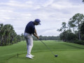 Có bị phạt nếu vô tình đánh trúng bóng khi swing nháp? 