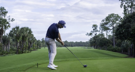 Có bị phạt nếu vô tình đánh trúng bóng khi swing nháp? 