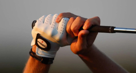 Sự khác biệt giữa lực cầm gậy golf mạnh, trung bình và yếu