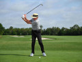 Kết hợp tay và thân để backswing mượt mà