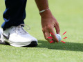 Bạn đã bao giờ để ý đến cách Rory McIlory tee-up bóng?