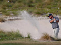 Bí kíp kiểm soát khoảng cách đánh cát của Bryson DeChambeau