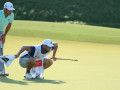 Caddie có được chạm vào green để giúp người chơi nhắm mục tiêu?