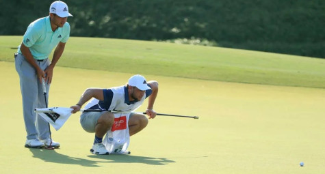 Caddie có được chạm vào green để giúp người chơi nhắm mục tiêu?