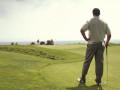 Tình huống golf: Tôi ở green, đối thủ thì không. Có cần phải chờ đến lượt?