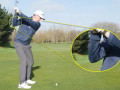 Khuỷu tay phải nên hoạt động như thế nào khi swing?