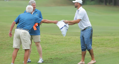 Video: PGA Tour pro lội bùn để có pha cứu bóng hay nhất trong năm
