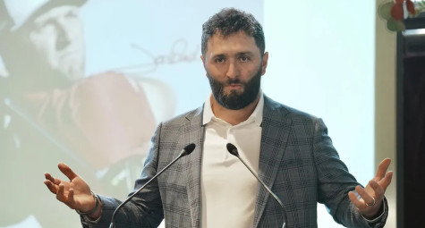 Jon Rahm né tránh truyền thông sau khi sang LIV Golf