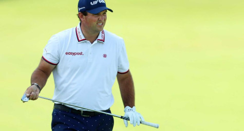 Hero Dubai Desert Classic 2023: Patrick Reed nhận phạt gậy sau pha phát bóng mắc cây
