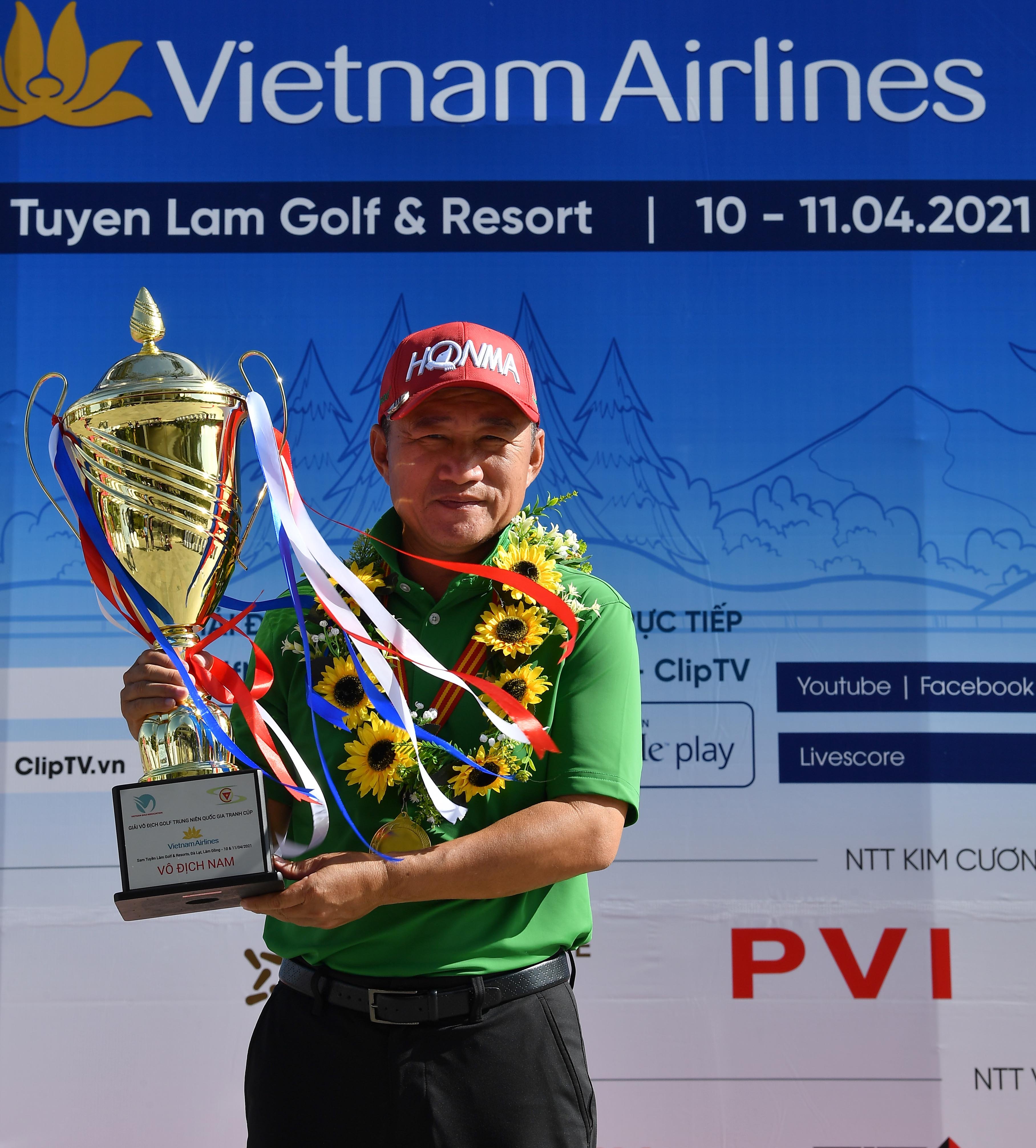 Nhà vô địch bảng Nam Andrew Hùng Phạm (Photo: Nguyễn Quang Thắng)